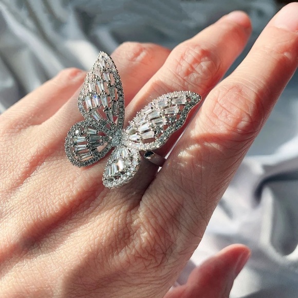 Adjustable large butterfly ring - Picture 2 of 4